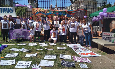 Colocan zapatos frente al Congreso para visibilizar a 150 víctimas de femicidios Colocan zapatos frente al Congreso para visibilizar a 150 víctimas de femicidios