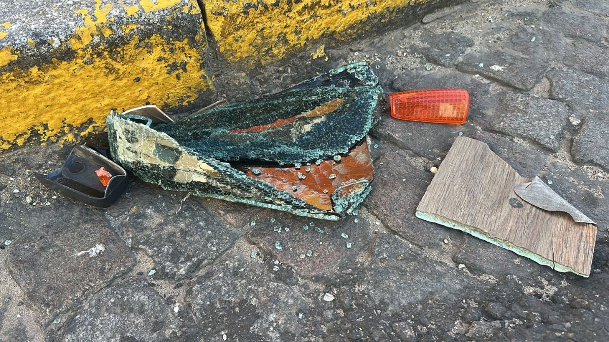 Restos de vidrios rotos y de la óptica de una moto por el accidente en la intersección entre 1° de Mayo y La Rioja. Restos de vidrios rotos y de la óptica de una moto por el accidente en la intersección entre 1° de Mayo y La Rioja.