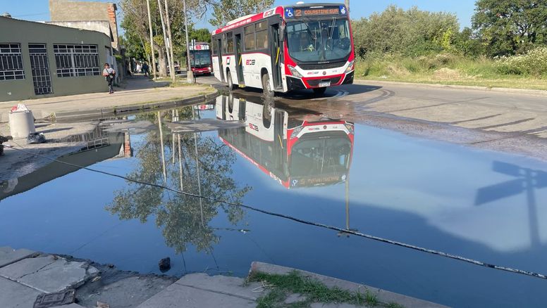Vecinos de barrio El Pozo cortaron la calle por aguas servidas en la vía pública
