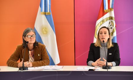 La subsecretaria de Transporte y Logística, Mónica Alvarado, junto a la secretaria de Transporte y Logística de Santa Fe, Renata Ghilotti. La subsecretaria de Transporte y Logística, Mónica Alvarado, junto a la secretaria de Transporte y Logística de Santa Fe, Renata Ghilotti.