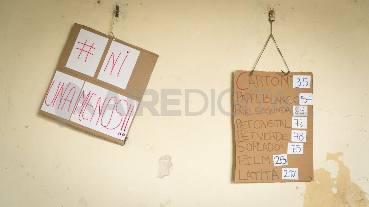 Los precios que se pagan por los materiales son exhibidos en una de las paredes del galpón. Los precios que se pagan por los materiales son exhibidos en una de las paredes del galpón.