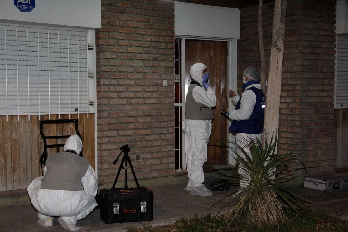 Una niña fue encontrada muerta en su habitación: la mamá aludió a un reto viral pero dejó cartas que implican al padrastro