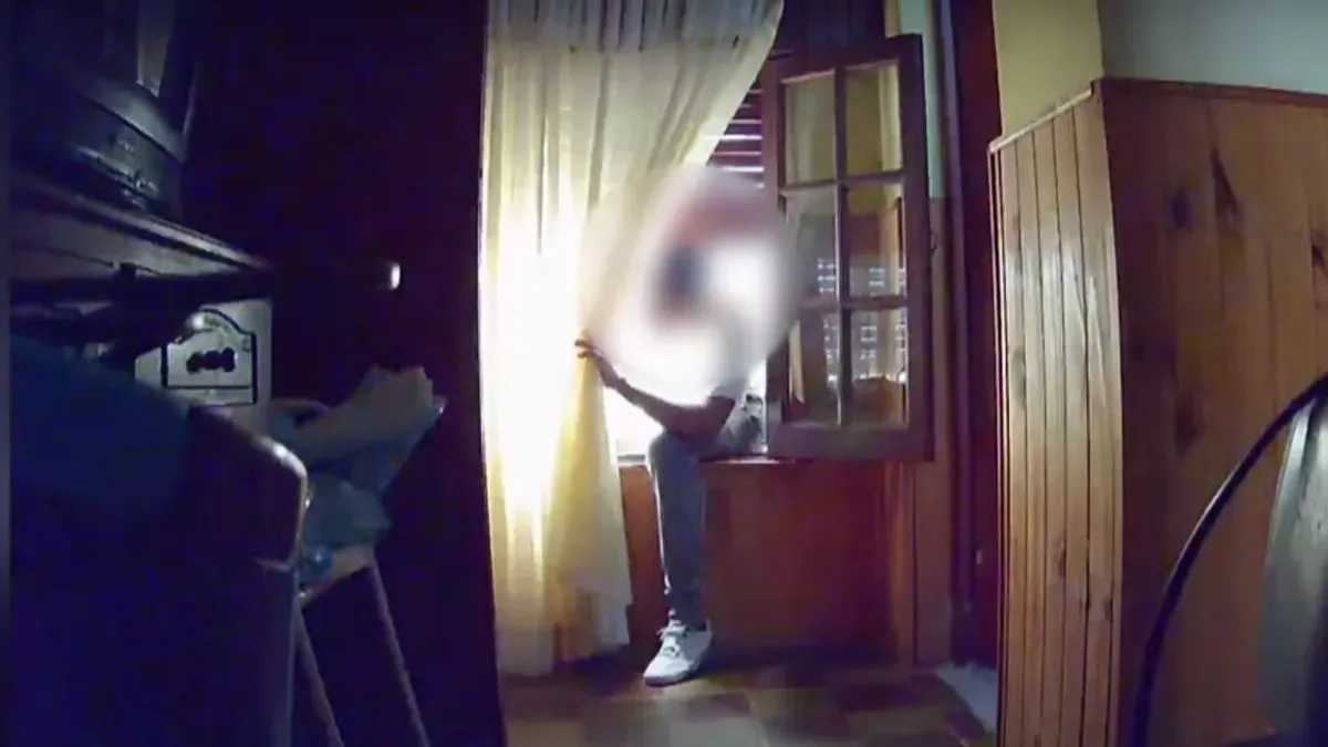 Puso cámaras en su casa porque a sus padres les faltaba dinero y descubrió lo peor