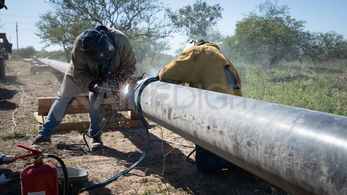 Los soldadores trabajan en la cañería del Gasoducto Gran Santa Fe.