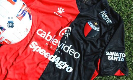 Colón volvió a lucir el modelo de camiseta tradicional, con los colores en el lugar que marca el estatuto de la institución Colón volvió a lucir el modelo de camiseta tradicional, con los colores en el lugar que marca el estatuto de la institución