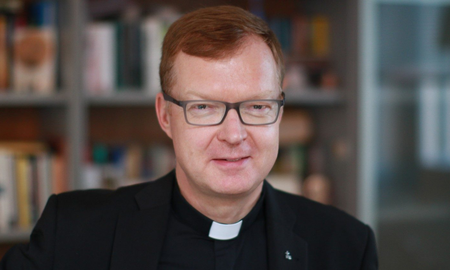Hans Zollner es un jesuita sacerdote alemán, teólogo y psicólogo, profesor de la Universidad Gregoriana, Director del Instituto de Antropología. Estudios interdisciplinares sobre la dignidad humana y el cuidado de las personas vulnerables de dicha Universidad y uno de los mayores expertos en protección de menores y prevención de abuso sexual Hans Zollner es un jesuita sacerdote alemán, teólogo y psicólogo, profesor de la Universidad Gregoriana, Director del Instituto de Antropología. Estudios interdisciplinares sobre la dignidad humana y el cuidado de las personas vulnerables de dicha Universidad y uno de los mayores expertos en protección de menores y prevención de abuso sexual