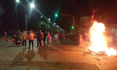 Vecinos de barrio Norte, de la localidad de San Lorenzo, expresaron su repudio al narcotráfico con una pueblada en llamas. Vecinos de barrio Norte, de la localidad de San Lorenzo, expresaron su repudio al narcotráfico con una pueblada en llamas.