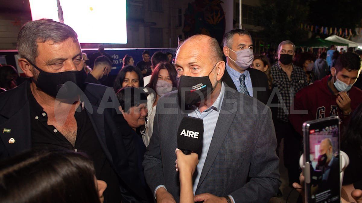 El gobernador Omar Perotti se hizo presente en Coronda para participar de la 62° Fiesta Nacional de la Frutilla. En la foto, junto al intendente de la ciudad, Ricardo 