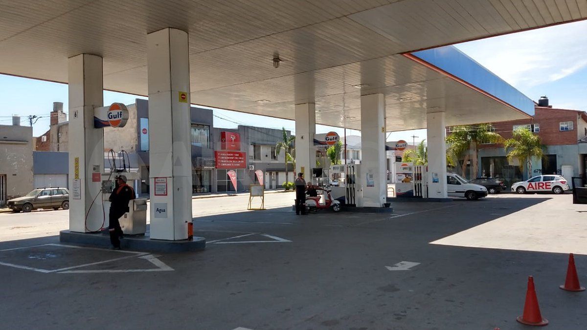 Motochorros armados asaltaron al playero y a clientes de una estación de combustibles que se encuentra en Estanislao Zeballos y Pasaje Echeverría. Los delincuentes huyeron en dirección al Fonavi Don Bosco.