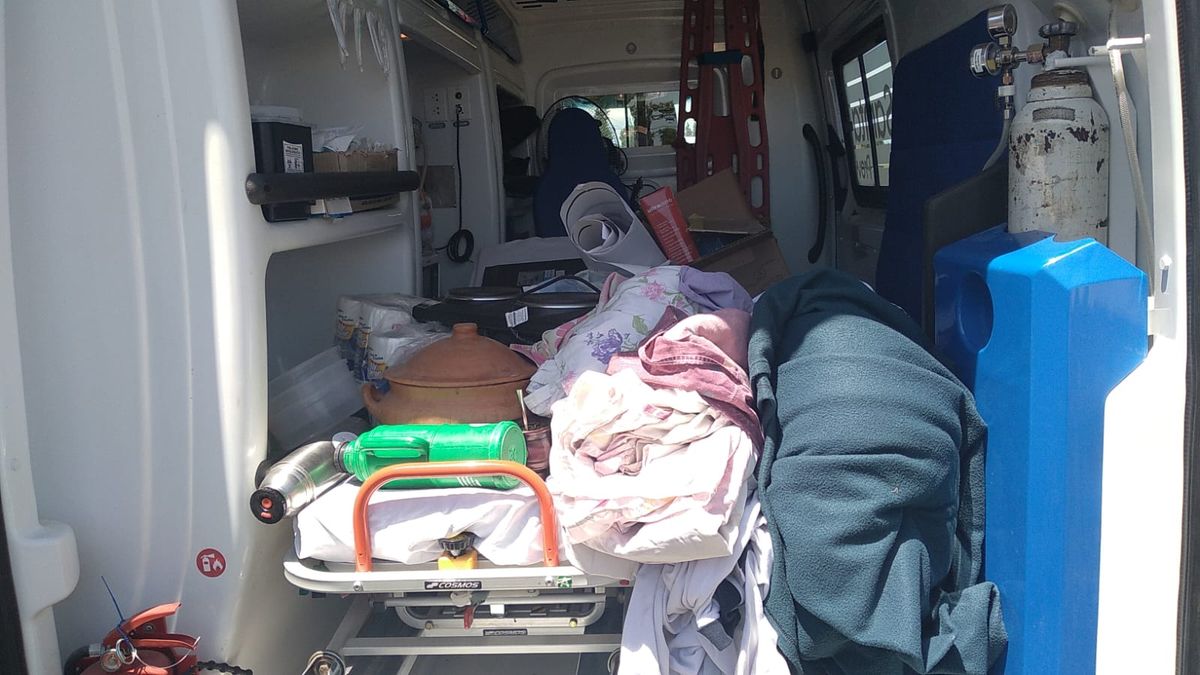 Así trasladaron en la ambulancia las pertenencias de la posta del 107.