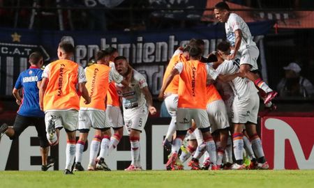 Deportivo Armenio metió un batacazo en Santa Fe y dejó afuera a Talleres. Deportivo Armenio metió un batacazo en Santa Fe y dejó afuera a Talleres.