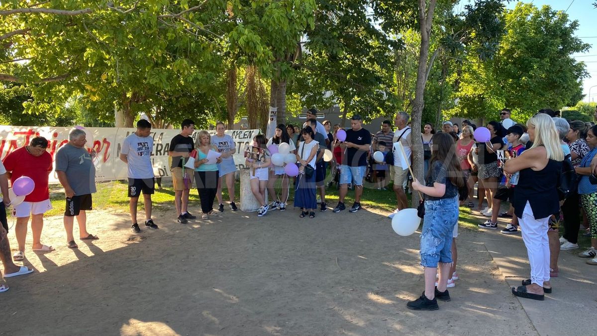 La emotiva suelta de globos se realizó este domingo en una plaza de barrio Santa Lucía.