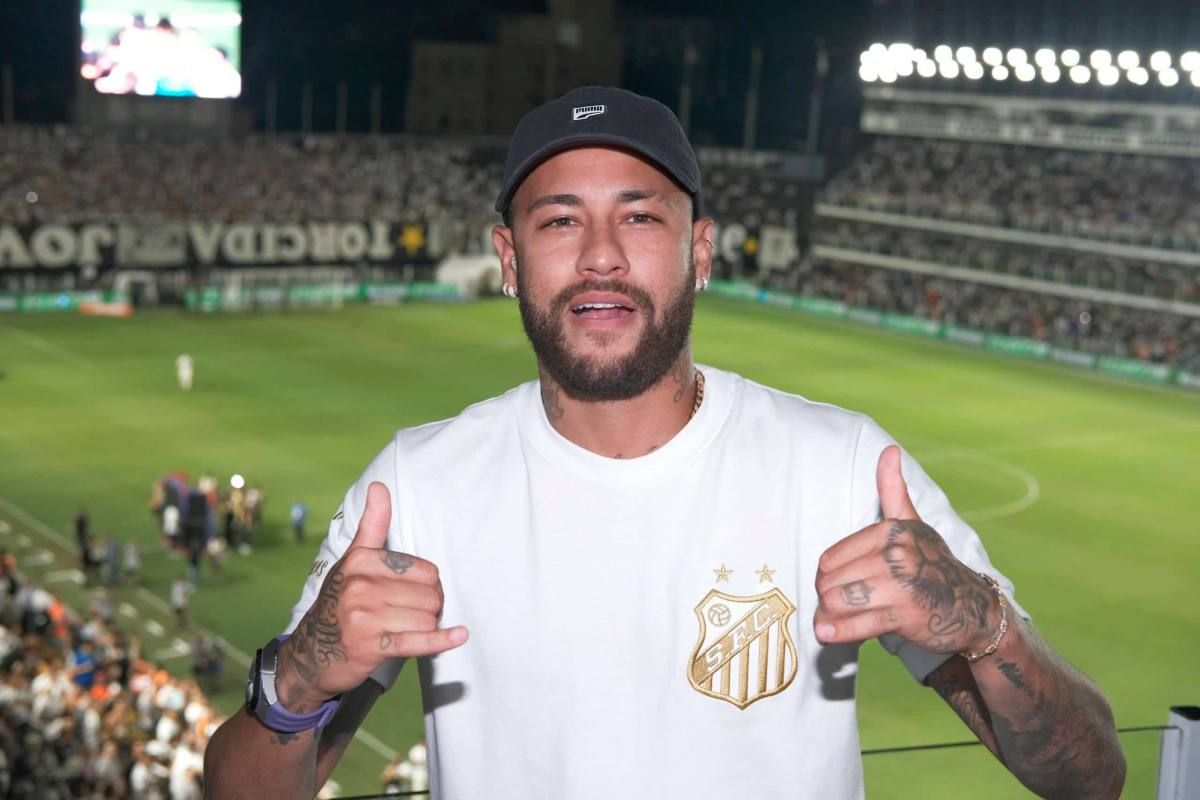 Neymar llegó a Brasil y fue presentado oficialmente en su nuevo club: El príncipe regresó