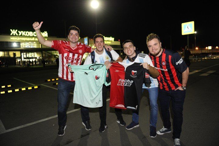 La Selección llegó a Rusia y santafesinos fueron a recibirlos