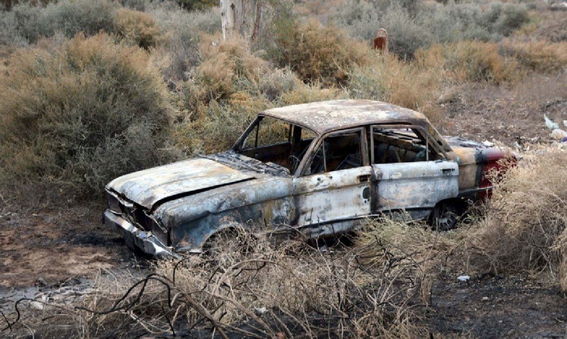 Hallan un cuerpo atado de pies y manos en el baúl de un auto incendiado en Mendoza