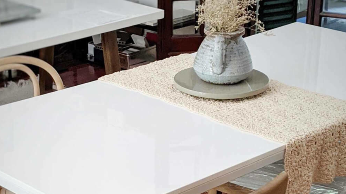 Las mesas modernas reemplazan al clásico mantel, ofreciendo funcionalidad y diseño innovador. Las mesas modernas reemplazan al clásico mantel, ofreciendo funcionalidad y diseño innovador.