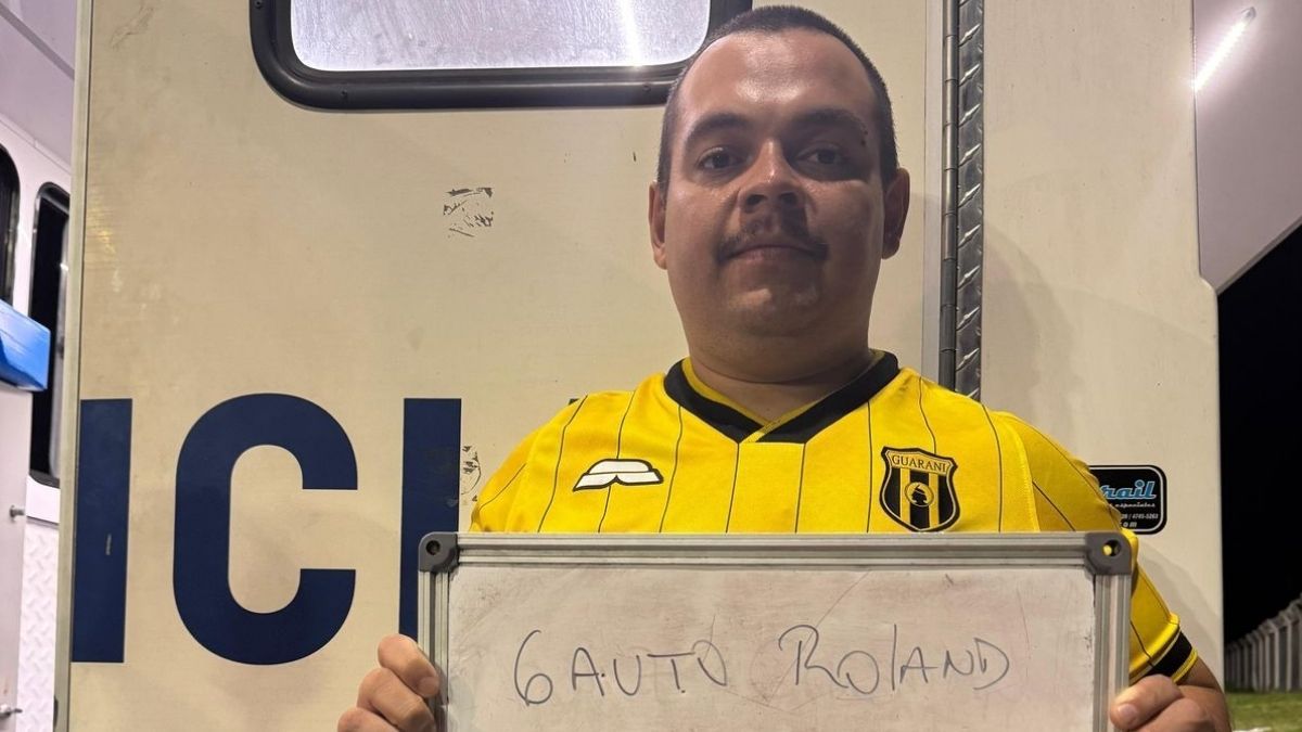 Un hincha visitante se hizo el chistoso y quedó detenido por romper billetes de pesos argentinos