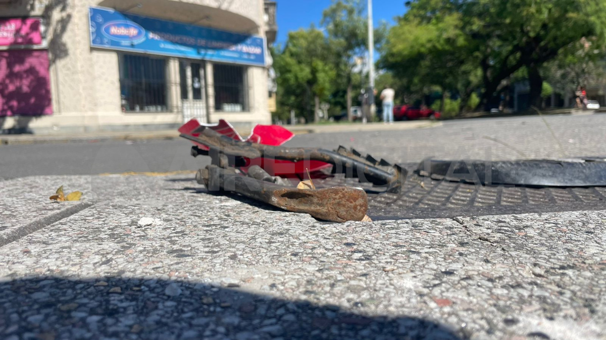 Así quedó la moto que atropelló el conductor de la camioneta.