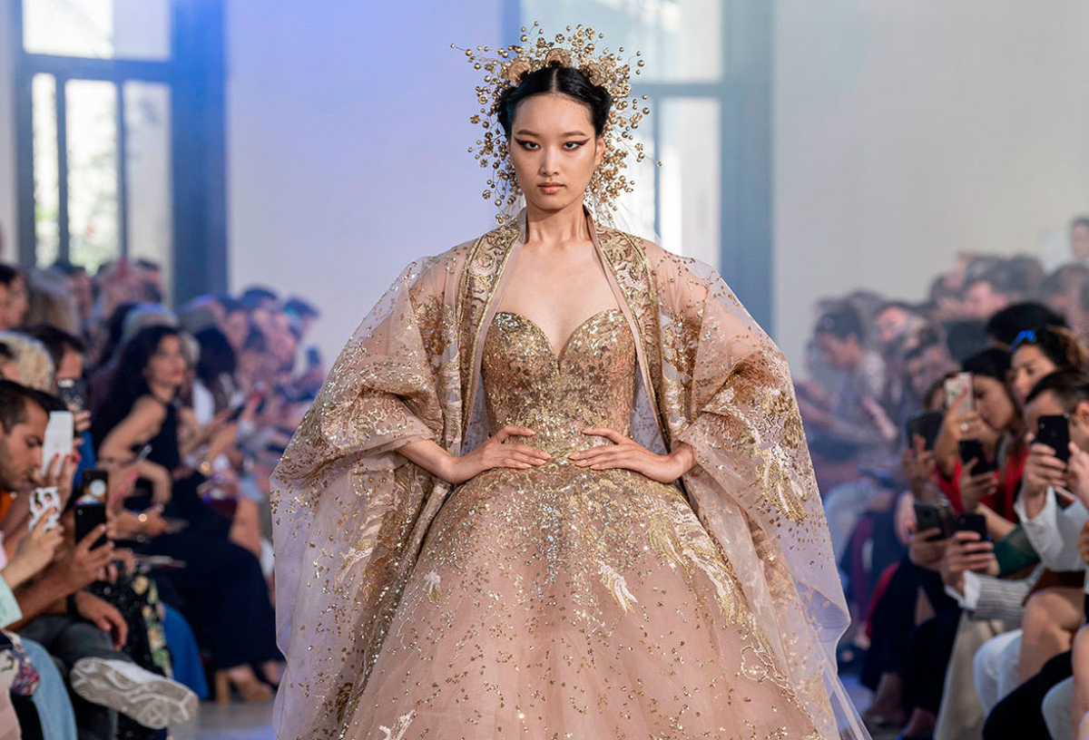 Los vestidos de Alta Costura son elaborados exclusivamente a mano, por parte de un equipo compuesto por unas quince personas y un tiempo de elaboración estimado entre 100 y 1.000 horas, dependiendo del diseño y el modelo del vestido.