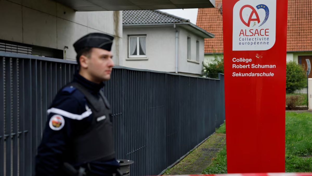 Al ser detenido, se autolesionó con la misma arma blanca y fue trasladado por helicóptero al hospital de Estrasburgo. Al ser detenido, se autolesionó con la misma arma blanca y fue trasladado por helicóptero al hospital de Estrasburgo.