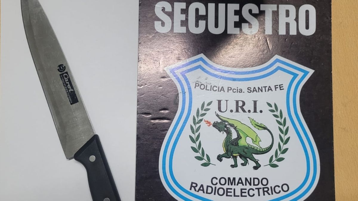 El cuchillo con el que el agresor amenazó a la mujer y luego descartó en el lugar. El cuchillo con el que el agresor amenazó a la mujer y luego descartó en el lugar.