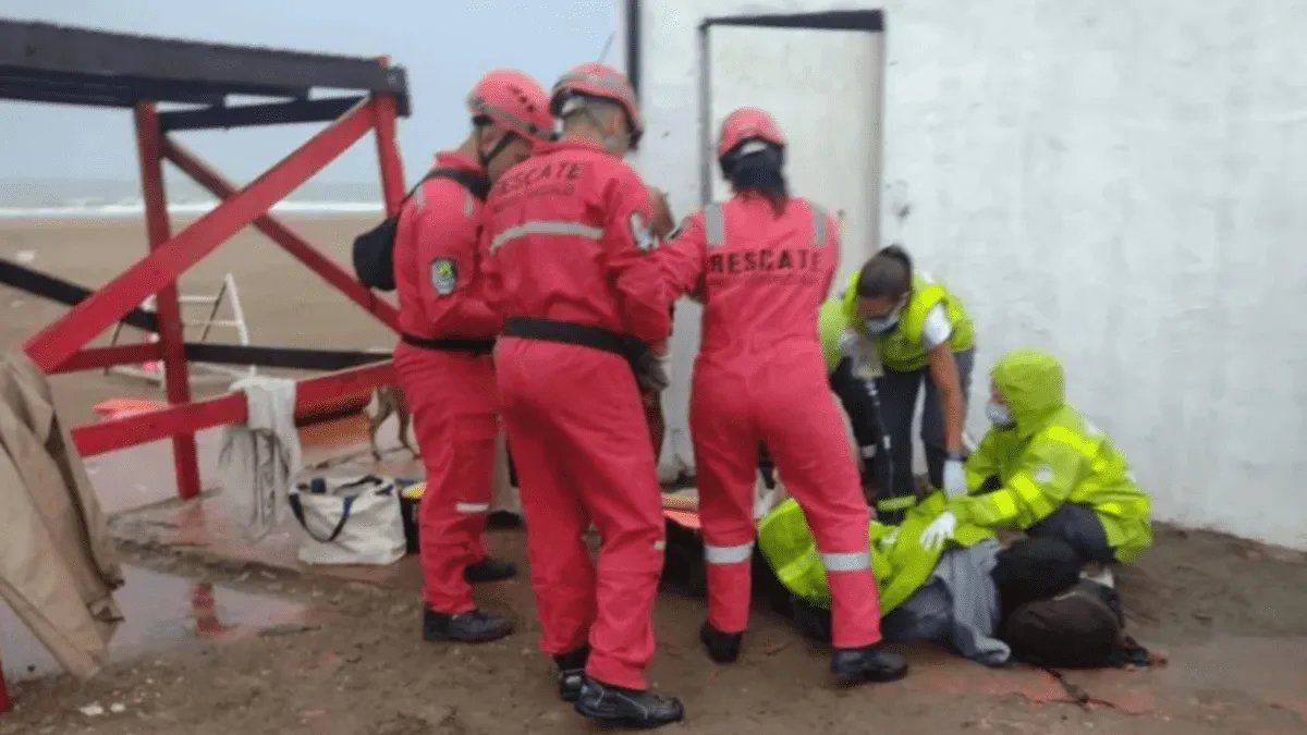 Descansaba en la playa y un viento voló la sombrilla que había colocado: el hierro se le clavó en una pierna