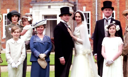 La secuela&nbsp;Downton Abbey: A New Era&nbsp;sufrió&nbsp;demoras en el rodaje, principalmente causadas por la pandemia, pero logró concluir sus trabajos y anunció que para&nbsp;marzo de este año&nbsp;se estrenaría.
