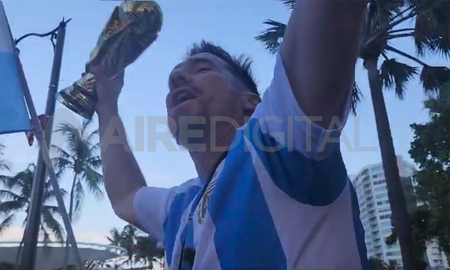 El Clon de Lionel Messi, como en Qatar: con la Copa del Mundo en la mano y alentando a la Selección en la previa ante Perú. El Clon de Lionel Messi, como en Qatar: con la Copa del Mundo en la mano y alentando a la Selección en la previa ante Perú.