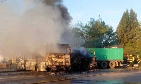 Un violento choque entre un camión y un colectivo que trasladaba a 46 chicos provocó un incendio y de milagro, no hubo tragedia. Un menor de 15 está grave. Un violento choque entre un camión y un colectivo que trasladaba a 46 chicos provocó un incendio y de milagro, no hubo tragedia. Un menor de 15 está grave.