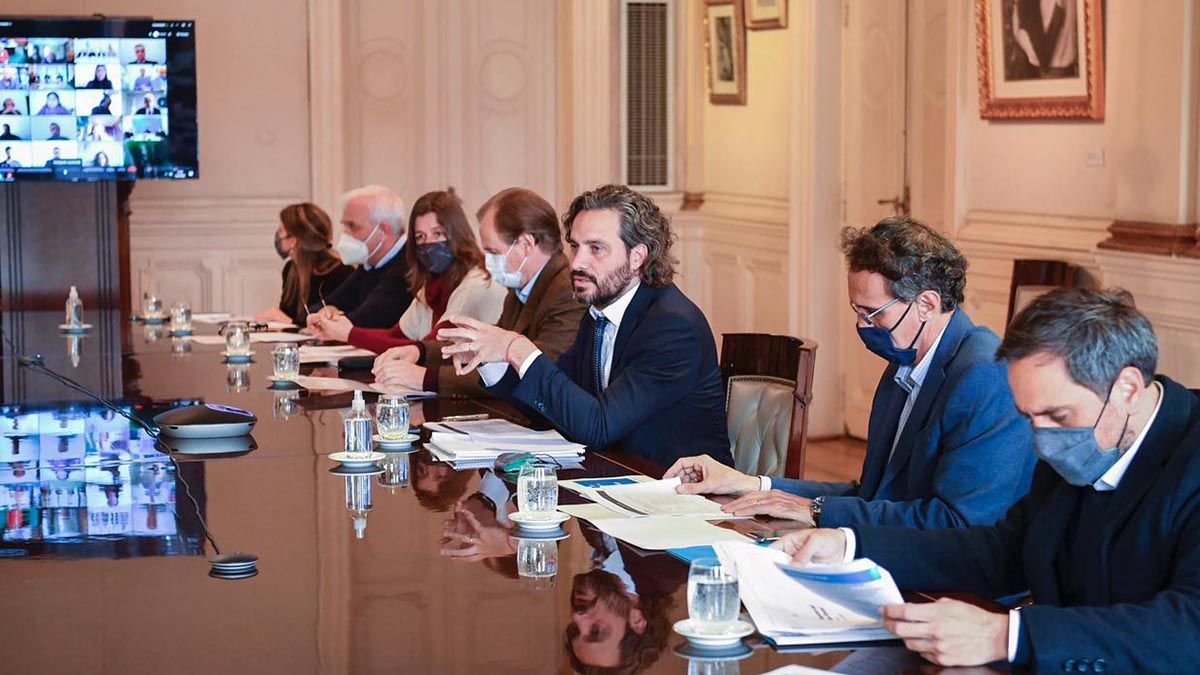 &ldquo;Venimos llevando adelante estas reuniones para hacer un seguimiento sobre la bajante del R&iacute;o Paran&aacute;, que est&aacute; atravesando una sequ&iacute;a hist&oacute;rica. Es a partir de este &aacute;mbito donde se deline&oacute; la decisi&oacute;n del presidente de decretar la emergencia h&iacute;drica&rdquo;, se&ntilde;al&oacute; Cafiero.