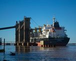 Los puertos aceiteros en el Gran Rosario, paralizados por una discusión por el Impuesto a las Ganancias. Los puertos aceiteros en el Gran Rosario, paralizados por una discusión por el Impuesto a las Ganancias.