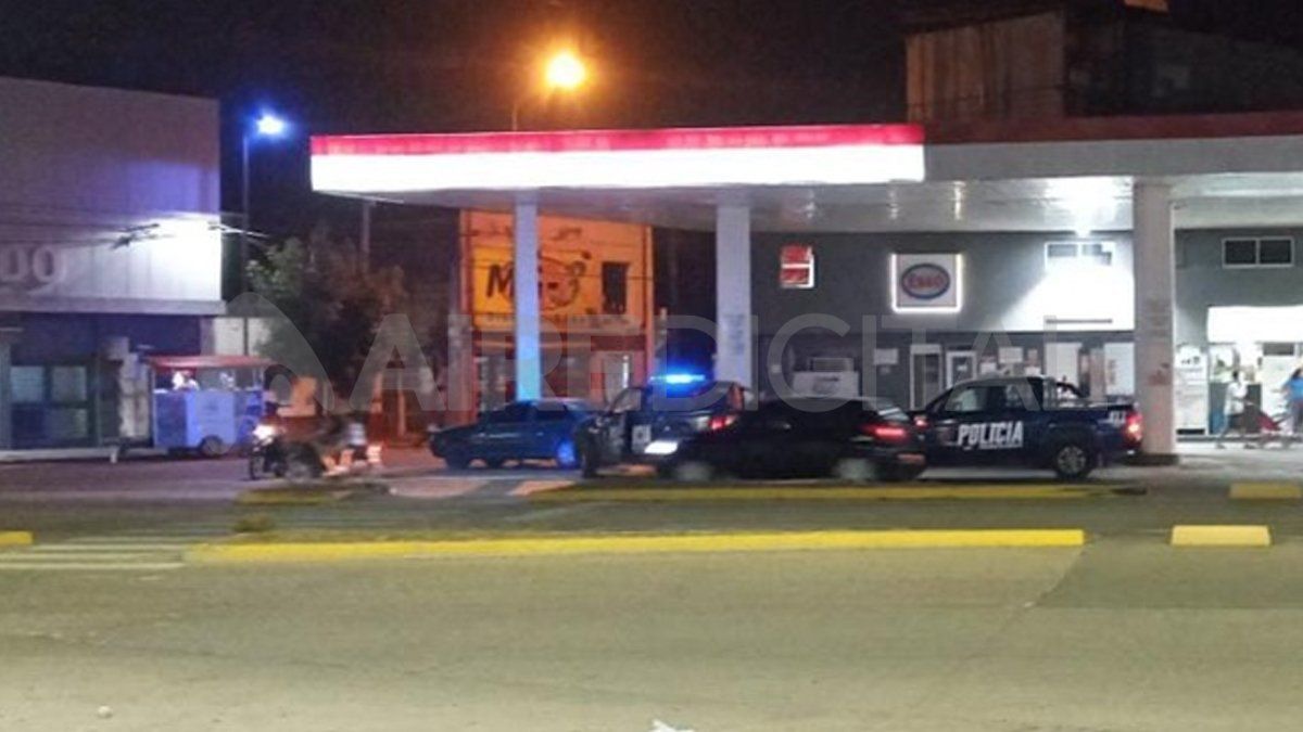 Un joven resultó herido de arma de fuego este viernes cuando cargaba combustible.