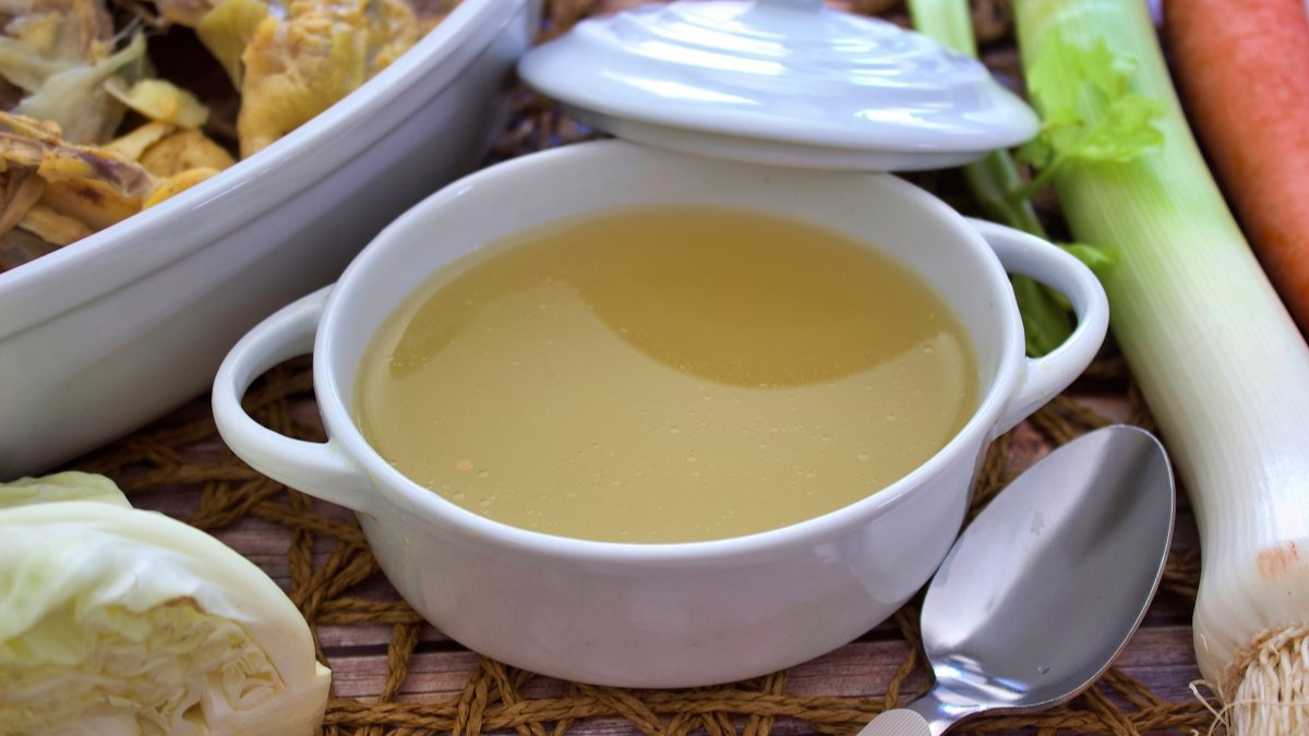 Caldo de pollo casero en 3 pasos: la receta más fácil para hacerlo en casa