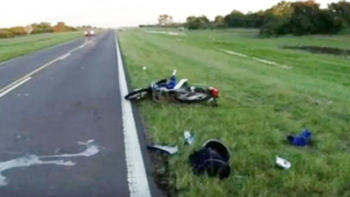 El docente jubilado circulaba en moto y fue embestido por un camión. Los amigos que lo acompañaban contaron que estuvo más de una hora tirado en la ruta porque los médicos les exigían plata para trasladarlo.