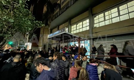 Los militantes del PJ se congregaron en la sede local del partido en repudio al atentado que sufrió la vicepresidenta Cristina Kirchner. Los militantes del PJ se congregaron en la sede local del partido en repudio al atentado que sufrió la vicepresidenta Cristina Kirchner.
