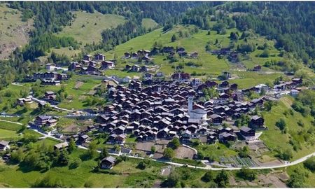 Albinen, una pequeña localidad de Suiza que se destaca por sus montañas, paisajes y aguas termales. Albinen, una pequeña localidad de Suiza que se destaca por sus montañas, paisajes y aguas termales.