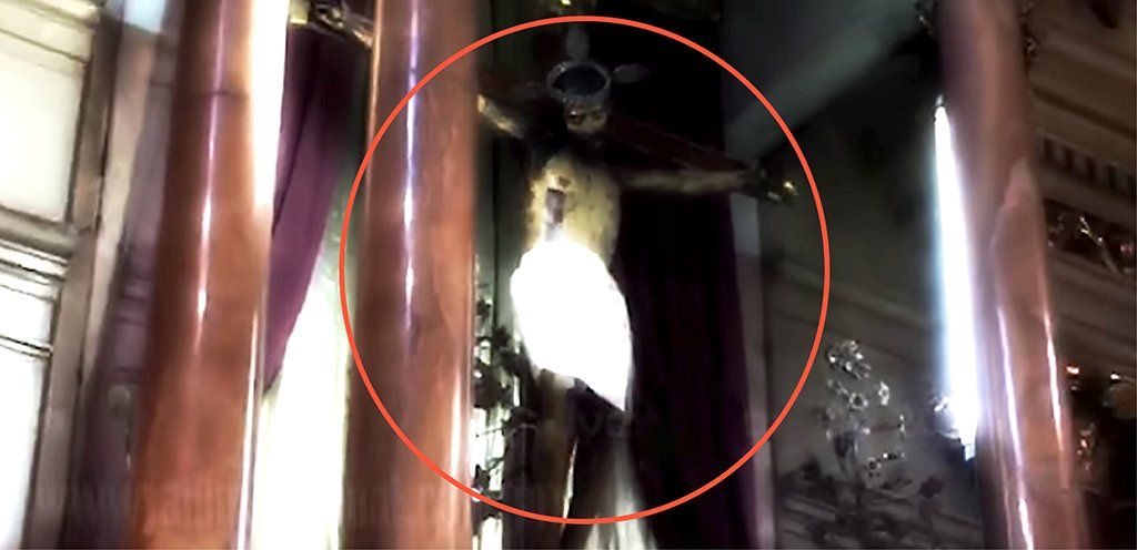 Estatua de Jesús abrió los ojos en una iglesia