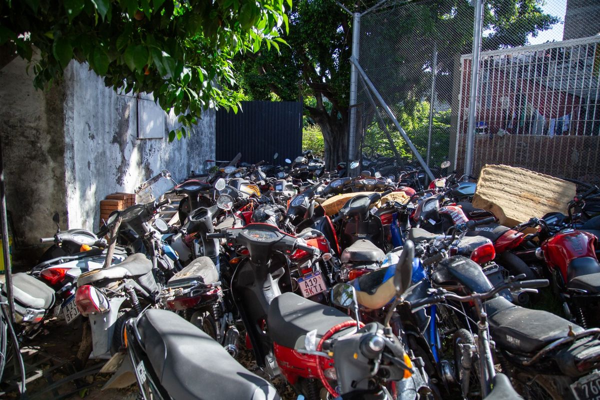 El Ministerio de Seguridad retiró 50 autos, 300 motos y 100 bicicletas que estaban en la Comisaría 10° de Rosario. El Ministerio de Seguridad retiró 50 autos, 300 motos y 100 bicicletas que estaban en la Comisaría 10° de Rosario.