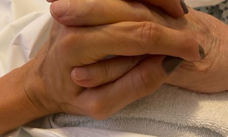 Zulemita publicó esta foto de su mano entrelazada a la de su papá, que permanece internado y delicado. Zulemita publicó esta foto de su mano entrelazada a la de su papá, que permanece internado y delicado.