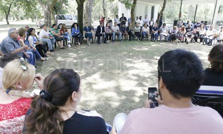 El nuevo intendente Emilio Jatón reunido con los vecinos de la zona norte de la ciudad. El nuevo intendente Emilio Jatón reunido con los vecinos de la zona norte de la ciudad.
