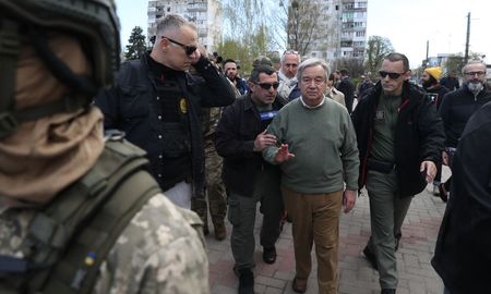 Guterres inspeccionó fosas comunes e instó a Moscú a cooperar con la investigación internacional sobre presuntas atrocidades cometidas en Ucrania. Guterres inspeccionó fosas comunes e instó a Moscú a cooperar con la investigación internacional sobre presuntas atrocidades cometidas en Ucrania.
