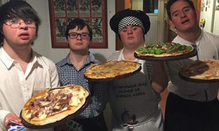 Amigos con síndrome de down abrieron una pizzería al ser rechazados en muchos trabajos