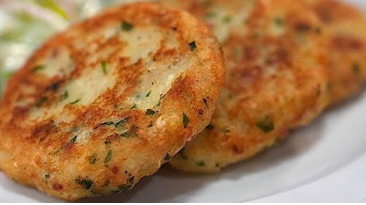 Se recomienda servir estas tortitas de papa calientes y acompa&ntilde;adas con crema agria para resaltar los sabores del relleno.