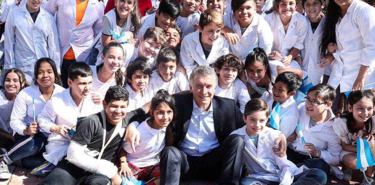 Macri celebró los 35 años de la democracia con alumnos de escuelas primarias de Olivos