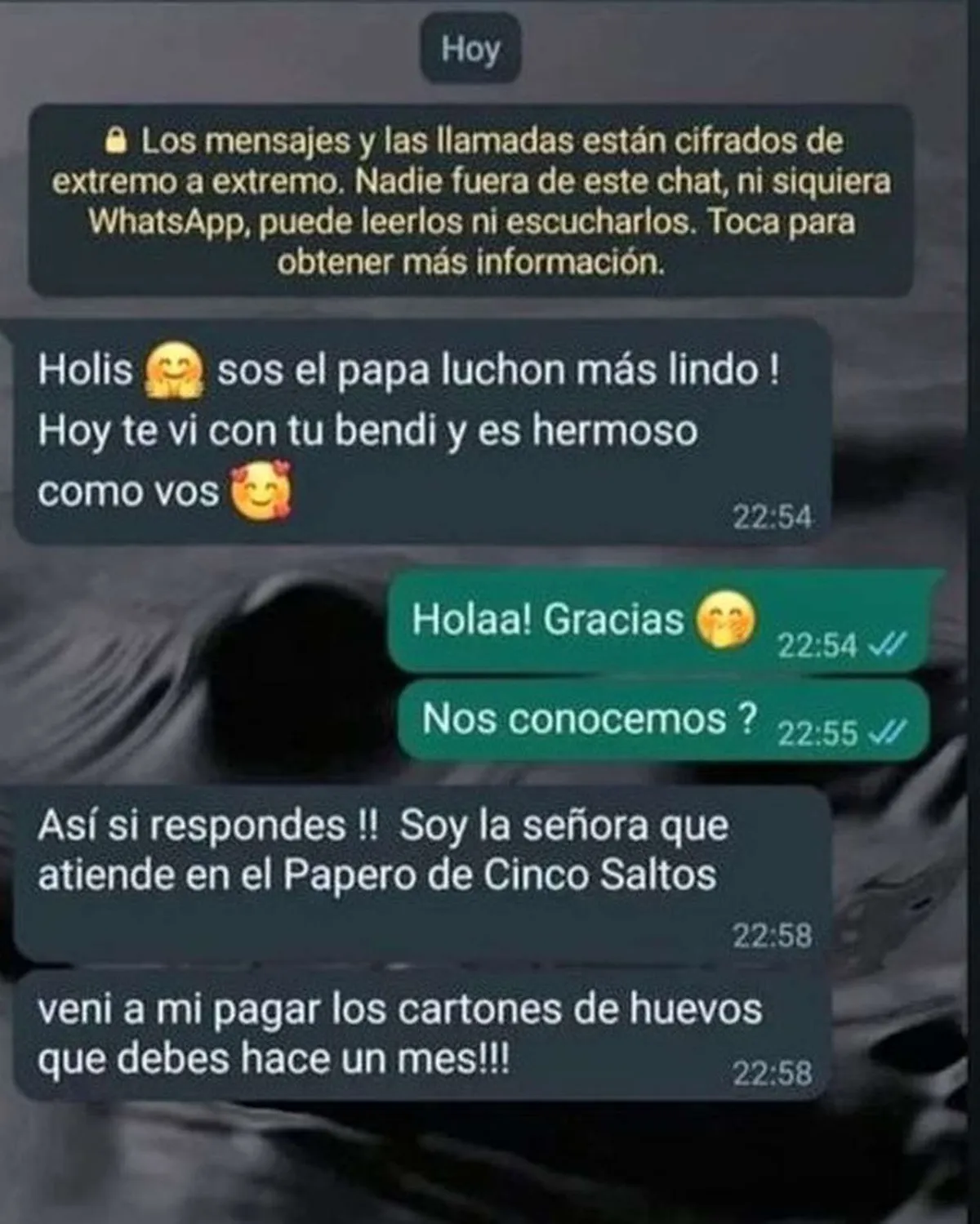 La mujer le escribió al deudor para que le pague.