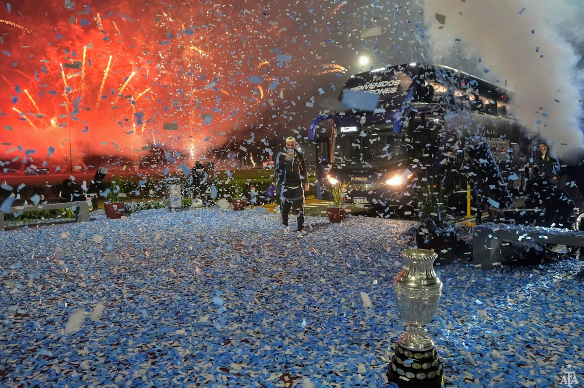 Bajo una lluvia de papelitos y fuegos artificiales, los jugadores de la Selección fueron recibidos en el predio de AFA. Bajo una lluvia de papelitos y fuegos artificiales, los jugadores de la Selección fueron recibidos en el predio de AFA.