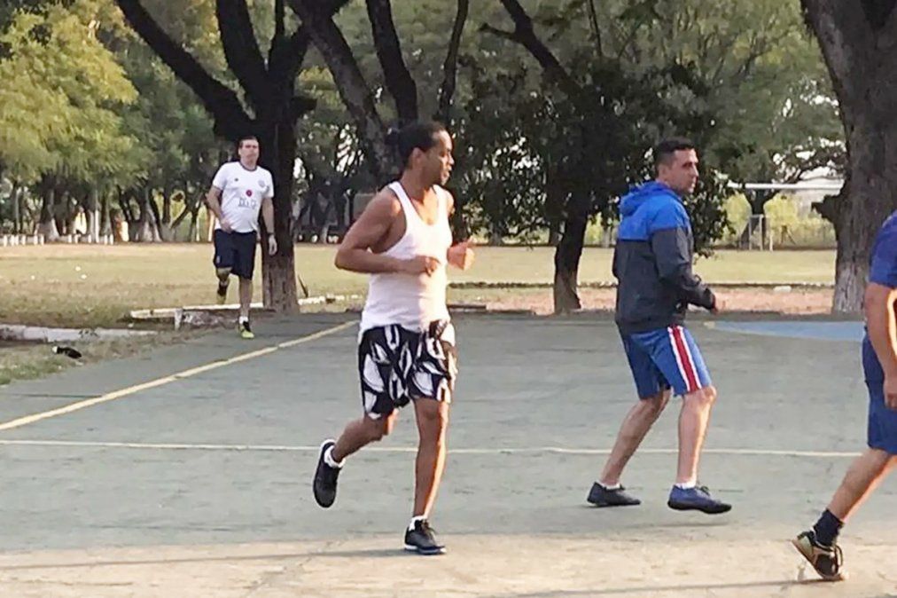 Ronaldinho jugó en la cárcel y la rompió con los botines de un policía