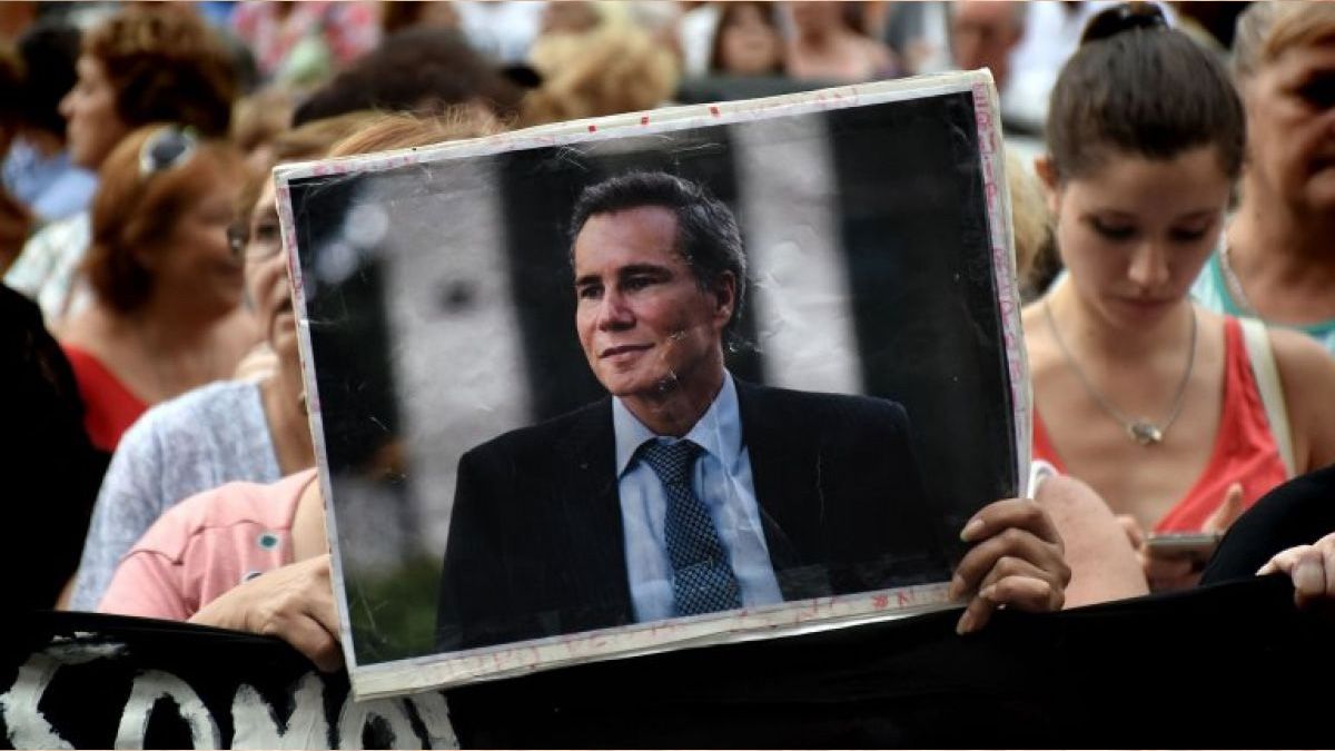 A principios de 2015, el fiscal del caso AMIA, Alberto Nisman, fue encontrado muerto de un balazo en el baño de su departamento.