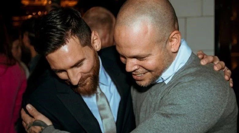 Messi le dio clases de baile a René Pérez de Calle 13