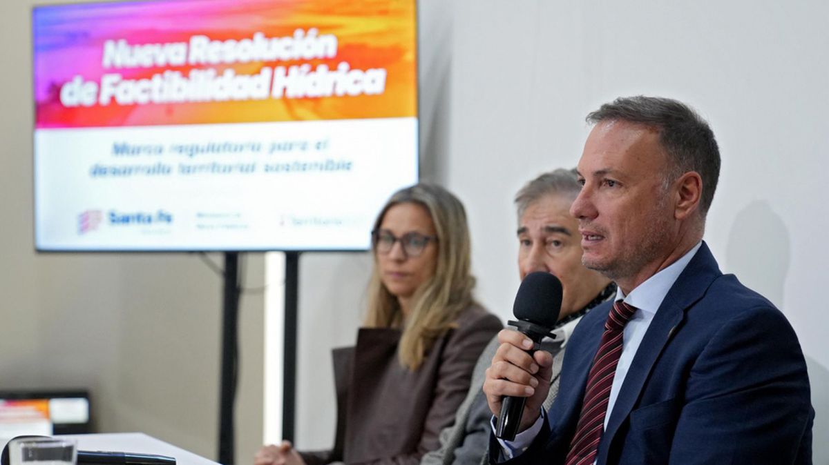 El ministro de Obras Públicas de Santa Fe, Lisandro Enrico, presentó la nueva regulación para factibilidades hídricas junto con representantes del sector privado y colegios profesionales.